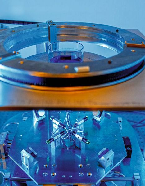 Der gesamte Versuchsaufbau: Vier Laser (unten Mitte) werden über Umlenkspiegel in das Harz (oben) fokussiert. Dort treffen sie sich in einem Punkt und härten das Harz aus.  (Bild: Thilo Schmülgen)