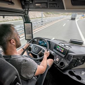 Zwei Farbdisplays im Cockpit ersetzen die bisherigen Armaturen des Actros. Bildschirme in den A-Säulen ersetzen den Blick auf die Spiegel. (Bild:  © Daimler AG)
