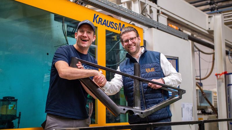 Um die Transformation zur Kreislaufwirtschaft voranzutreiben, setzt der E-Bike-Hersteller Advanced Bikes für seine zukünftige Rahmenproduktion auf igus. (links: Helge von Fugler, Gründer und Geschäftsführer von Advanced; rechts: Jan Philipp Hollmann, Head of Bike Components bei igus). (Bild:  Igus)
