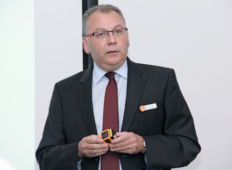 Michael Paintner: „Mit den PMD-Sensoren der Baureihe PMD-Line sind messende Lichtschranken zum Preis von Standardlichtschranken erhältlich.“ (Bild: Michel)