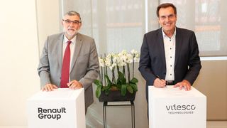 Bei der Unterzeichnung der strategischen Partnerschaft: Andreas Wolf, CEO Vitesco Technologies (rechts) und Gilles Le Borgne, EVP Engineering der Renault Group. (Bild: Vitesco)