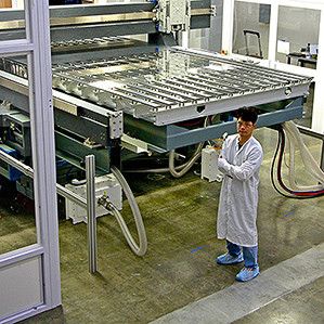 Gedruckte OLED: Ein Ingenieur von Kateeva steht vor einem Inkjet-Drucker, der OLEDs für Displays auf entsprechende Träger aufbringt. (Kateeva)