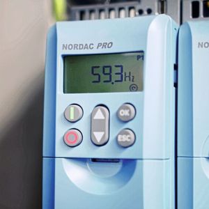 Der Frequenzumrichter Nordac PRO SK 550P wurde für das Jütro-Projekt in der Ausstattung als Maschinenumrichter mit Ethernet-Anbindung und für Leistungen von 0,25 bis 1,5 kW ausgewählt.(Bild:  Nord Drivesystems)
