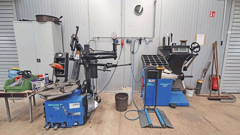 Manche Wucht- und Montiermaschinen haben momentan lange Lieferzeiten. Das sollten Kfz-Betriebe bei einer Neuanschaffung beachten.(Bild:  Schreiner/»kfz-betrieb«)