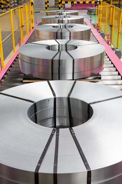 Wuppermann fertigt im Bereich Flachprodukte aus warmgewalztem Bandstahl durch Beizen, Verzinken, Spalten und Kaltnachwalzen ein maßgeschneidertes Vorprodukt nach spezifischen Kundenanforderungen. (Bild: Wuppermann)