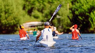 Auf zu neuen Ufern: Mit dem Mut, Neues auszuprobieren, und einem gesunden Optimismus auch unter widrigen Bedingungen kann man als freier Kfz-Betrieb nach wie vor erfolgreich sein. (Bild: ©sportpoint - stock.adobe.com)