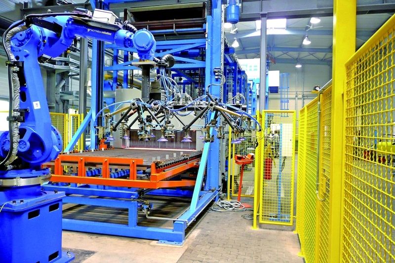 Der Roboter mit Klemmgreiferspinne legt die heiße Platine in das Werkzeug der Presse. (Archiv: Vogel Business Media)