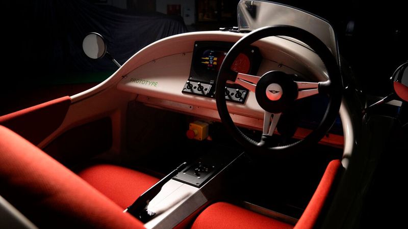 Im spartanischen Cockpit weist das Wort „Prototype“ auf den Status des XP-1 hin. (Bild: Morgan)