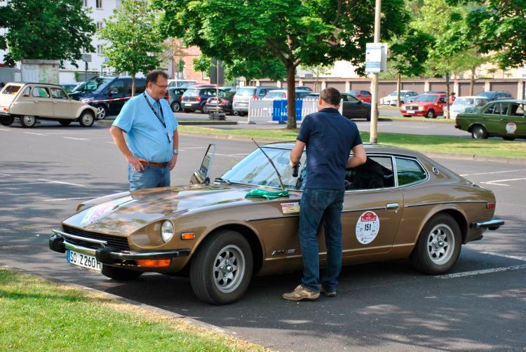 Wer seinen Oldie liebt, der wartet und - genau - putzt ihn auch. Egal ob Stunden später tausende Fliegen an ihm zerschellen. (Dominsky)