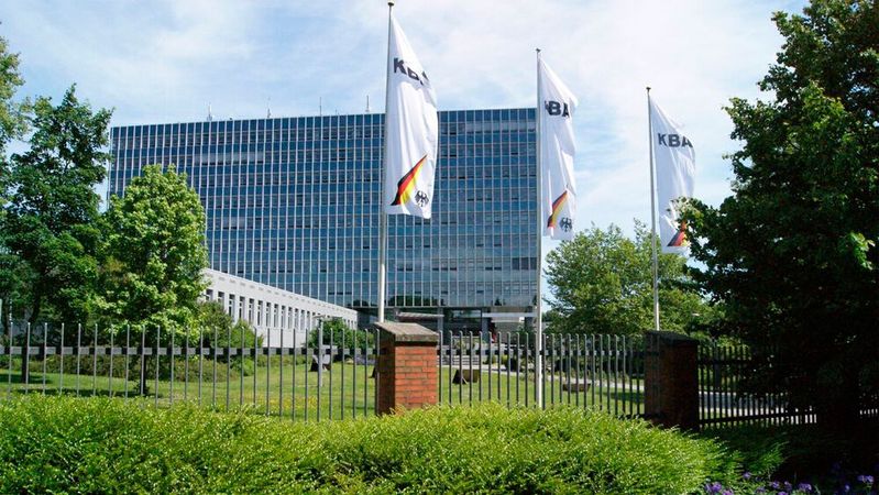 Mit wehenden Fahnen für die Autowelt: das Kraftfahrt-Bundesamt in Flensburg.(Bild:  KBA)