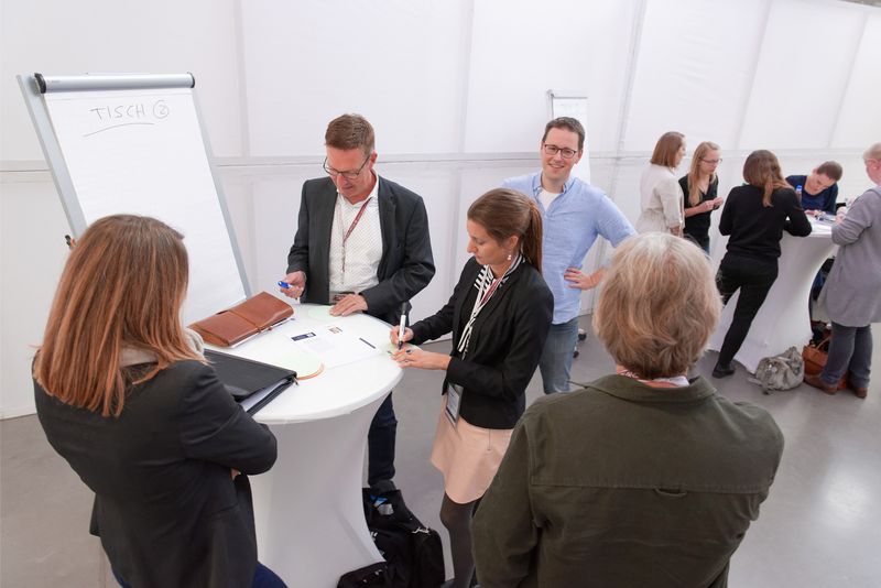 Tomas Herzberger, Experte für Digital Marketing Wachstum ist wohl eines der wichtigsten Ziele von Unternehmen. Auch im Marketing müssen immer mehr Kunden, Leads und Umsatz generiert werden. Eine Methodik, die dazu beträgt ist Growth Hacking, denn diese versucht, an jeder Funnel-Stufe und jedem Touchpoint Wachstumsschübe zu verursachen. Tomas Herzberger zeigte in seinem Barcamp wie Growth Hacking im Marketing Einsatz findet: „Beim Growth Hacking macht man den Spaghetti-Test: Alles was gut funktioniert und kleben bleibt, macht ihr weiter, den Rest werft ihr weg.“ (marconomy © Andreas Burkhardt )