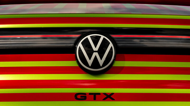 Noch ist der VW ID.5 GTX getarnt – und zwar ganz schön bunt. (VOLKSWAGEN)
