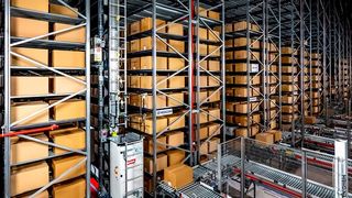 Rund 22 Meter hoch ist das neue Fortna-AKL bei Elten in Uedem. Es verfügt über acht Gassen und hat eine Grundfläche von etwa 5.250 Qadratmetern. Genau 143.840 Kartons für Schuhe, Sohlen und Schnürsenkel finden dort Platz. (Bild: Elten)