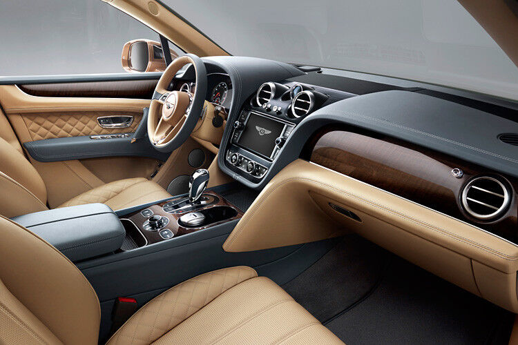 Die Cockpitgestaltung greift das Thema der ausgebreiteten Flügel erneut auf, das sich seit Erfindung des Markenlogos durch die Bentley-Jahrzehnte zieht. (Foto: Bentley)