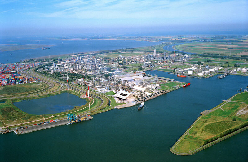 BASF-Standort mit Hafen aus der Luft (Bild: BASF)
