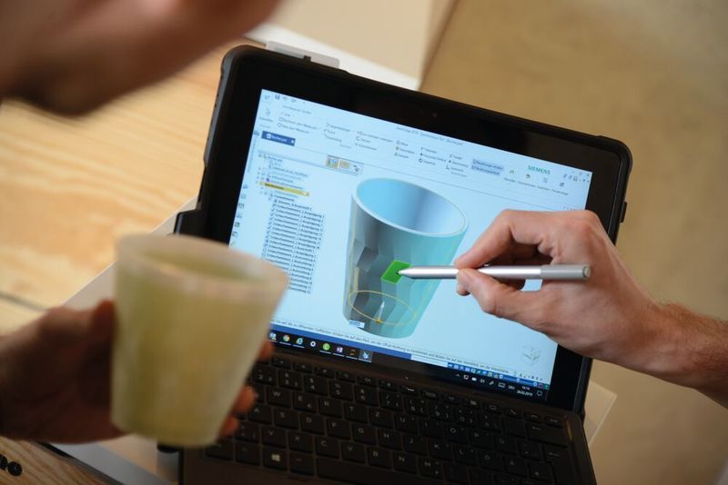 Der Trinkbecher dient als Machbarkeitsstudie für den Einsatz recycelter Materialien – und sogar für komplexere Konstruktionen mit einem Multi-Material-Ansatz durch additive Fertigung. Um jedoch eine höhere Produktqualität zu ermöglichen und damit die Anwendungsgebiete auf die Siemens Business Units auszudehnen, kommt es jetzt darauf an, die Verarbeitbarkeit von recyceltem Ozean-Plastik-Filament zu verbessern. (Siemens)