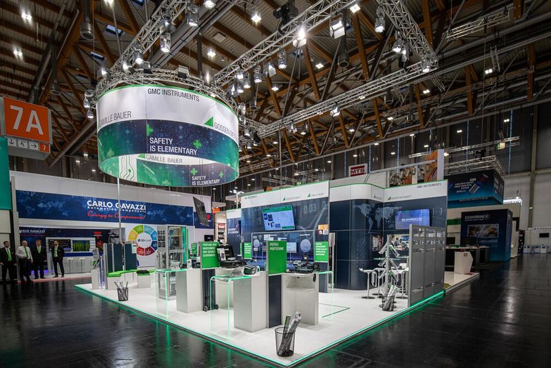 Auch Gossen Metrawatt will sich die Live-Messe nicht entgehen lassen. Der Messtechnik-Spezialist setzt seinen Schwerpunkt in diesem Jahr auf die elektrische Geräteprüfung nach den neuen Normen DIN EN 50678 und DIN EN 50699 sowie den Aufbau eines Prüfmanagements mit den Gerätetestern der Modellreihe Secutest ST im Verbund mit der Prüfsoftware Izytroniq. SPS 2021: Halle 7A, Stand 420. (Bild: Sebastian Baumann)