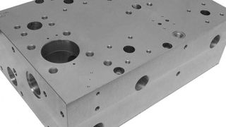 Hydraulikblock mit zahlreichen bis zu 430 mm tiefen Bohrungen. (Bild: Power-Hydraulik)