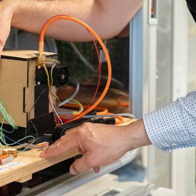 Experimente mit Batterien: Mithilfe digitaler Zwillinge soll sich mehr Resilienz für Batteriegroßspeicher erreichen lassen.
 (Bild: Hochschule München)