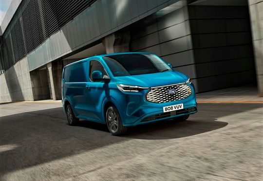 Das ist der vollelektrisch fahrende Ford-E-Transit Custom. Seine Performance in Sachen Beladung braucht sich vor Dieseltransportern nicht zu verstecken, heißt es vom Hersteller. Wichtig: Er soll auch für KMU den günstigen Umstieg auf den E-Transport möglich machen. Das ist der vollelektrisch fahrende Ford-E-Transit Custom. Seine Performance in Sachen Beladung braucht sich vor Dieseltransportern nicht zu verstecken, heißt es vom Hersteller. Wichtig: Er soll auch für KMU den günstigen Umstieg auf den E-Transport möglich machen.