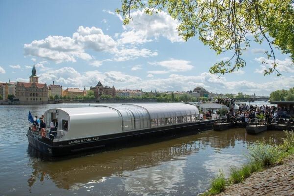 Bohemia Rhapsody auf ihrer Fahrt durch Prag: Die enge Moldau stellt hohe Anforderungen an die Manövrierbarkeit des großen Schiffes. (Prague Boats)