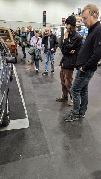 „Na Junior, wie wäre es mit diesem VW Polo Fox Steilheck für 5.200 Euro hier?“ (Bild: Dominsky – VCG)