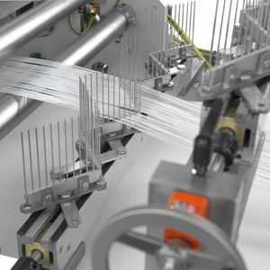 Zwei Kämme, die hier zu sehen sind, sorgen bei der Rothabow 600 für eine saubere Faserführung. In der Anlage können die Rovings auf zwei Ebenen geführt und je nach Anforderung gespreizt werden, sagt Roth.