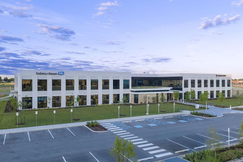 Das neue Gebäude in Greenwood, Indiana, vereint die Teams von Endress+Hauser und den Vertriebsund Servicepartner George E. Booth unter einem Dach. (Bild: Endress+Hauser)