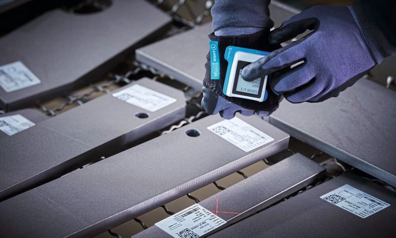 Mit den Handrückenscannern von Nimmsta wurde die gesamte Kommissionierung bei Reichwald auf papierlos umgestellt, was erheblich Zeit und Kosten spart. (Bild: Nimmsta)