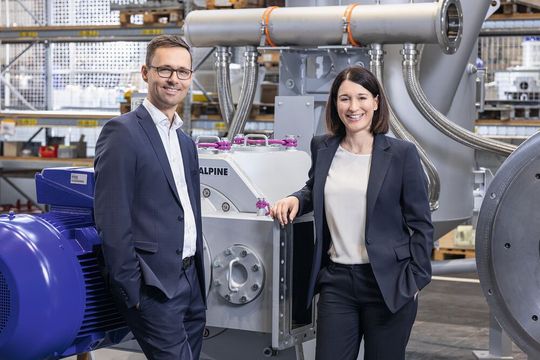 Das Vorstandsduo der Hosokawa Alpine AG: Michael Kuhnen (CEO) und Kathrin Dörle (CFO).(Bild:  Hosokawa Alpine)
