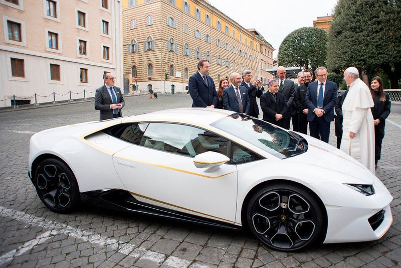 Hier treffen Papst Franziskus und ein Lamborghini Huracan aufeinander. (Lamborghini)