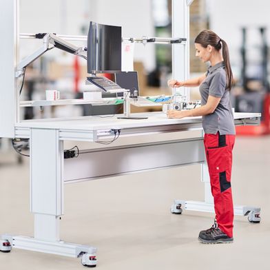 Ein ergonomisch eingerichteter Montagearbeitsplatz unterstützt effiziente Arbeitsabläufe und reduziert körperliche Belastungen.  (Bild: item)