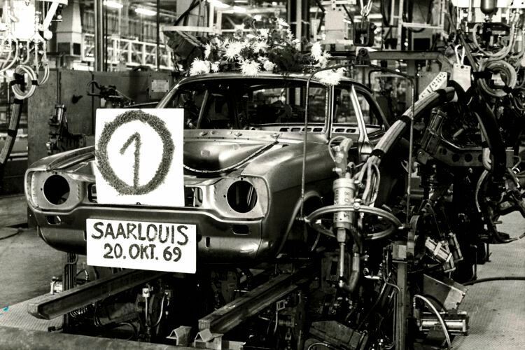 Am 20. Oktober 1969 wird im Werk die erste Ford-Escort-Rohkarosse gefertigt. Komplette Automobile produziert das Werk einige Monate später. (Ford AG)