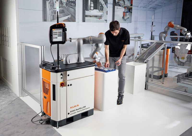 Die ortsflexible Plattform Flex-Fellow lässt sich manuell an den Arbeitsplatz fahren und ermöglicht so die Kombination von manuellen und automatischen Tätigkeiten. (Bild: Kuka)