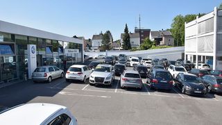 Das Betriebsgelände von Waldhausen & Bürkel umfasst mehrere Gebäude. Links im Bild die 2016 neu gebaute Serviceannahme. (Bild: Jan Rosenow)