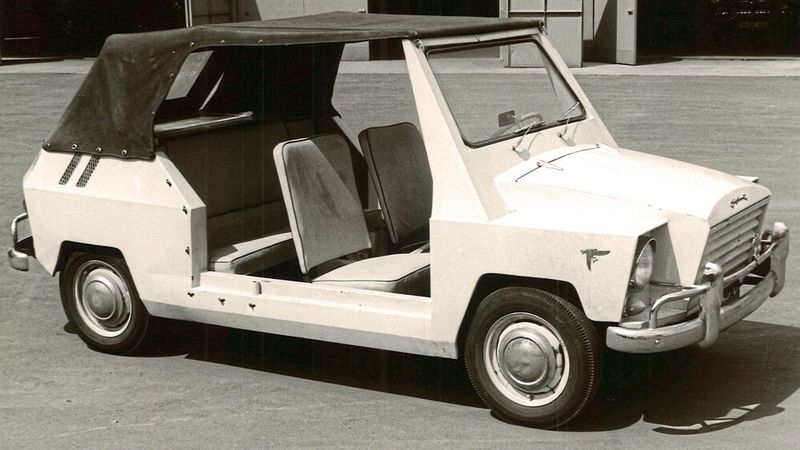 Obwohl die Fahrzeuge nur in homöophatischen Dosen entstanden, gab es schnell auch unterschiedliche Karosserievarianten. Neben einer klassischen Limousine auch dieses türlose Cabrio. Das konnten sich seinerzeit wohl nur sehr wenige Ägypther leisten, was vor allem am Preis lag. Als Limousine kostete der Kleinwagen umgerechnet 7.000 Mark (Prinz-Preis in Deutschland: 4.586 Mark). Hinzu kamen eine Lieferfrist von zwei Jahren und der Nachteil, dass Ramses nur drei Kundendienst-Werkstätten hatte.  (Bild: Audi AG)