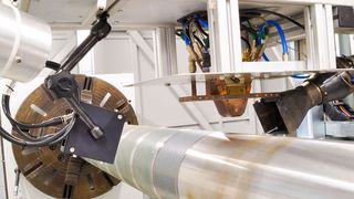 Mittels Laserauftragschweißen kann Bosch Rexroth eine neuartige Beschichtung für Hydraulik- und Hybridzylinder aufbringen und auf Chrom(VI)-Schichten verzichten. (Bosch Rexroth)