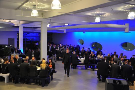 200 geladene Gäste und Mitarbeiter feierten den neuen Autohus-Standort. (Foto: Richter)