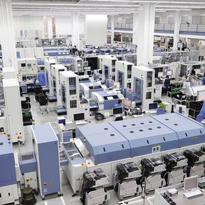 Das Werk in Amberg gilt als Paradebeispiel für Produktautomatisierung, denn dort kommunizieren bereits heute Produkte mit Maschinen, sämtliche Prozesse sind IT-optimiert und -gesteuert.(Bild:  Siemens)