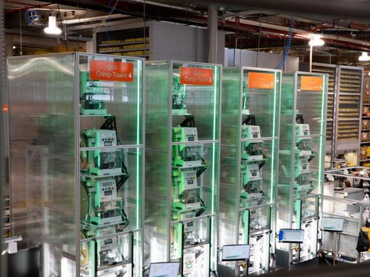 Durch Automationslösungen wie eigens entwickelte Crimp-Tower sorgt Igus für geringere Durchlaufzeiten sowie eine höhere Produktivität und Qualität. (Bild:  Igus)