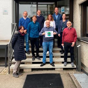 Das „EMSiG“-Projektteam zum Start der Zusammenarbeit in Sachen produktivere Herstellung von Festkörperbatterien. Von links: Elke Ade, Carsten Glanz, Jonas Heldt, Marcel Maurer, Jens Huber, Ute Wilkinson, Uwe Funk, Inga Landwehr und Christian Weiß.(Bild:  Dr. Fritsch)