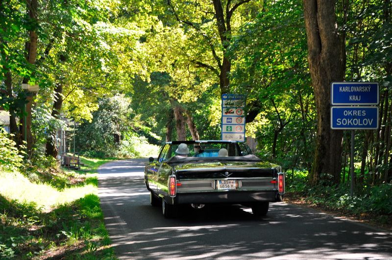 Mit der Kapitalistenkutsche auf ehemals kommunistisches Terrain: der Cadillac De Ville Convertible von 1965 überquert die Grenze nach Tschechien. (Schunk)