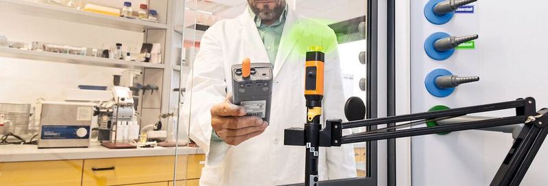 Abb. 1: Moderne Geräte kommunizieren mit einem „smarten“ Sensor, bei dem die analogen Messwerte bereits im Sensor digitalisiert werden. Die Datenübertragung kann kabelgebunden oder kabellos erfolgen. Abb. 1: Moderne Geräte kommunizieren mit einem „smarten“ Sensor, bei dem die analogen Messwerte bereits im Sensor digitalisiert werden. Die Datenübertragung kann kabelgebunden oder kabellos erfolgen.