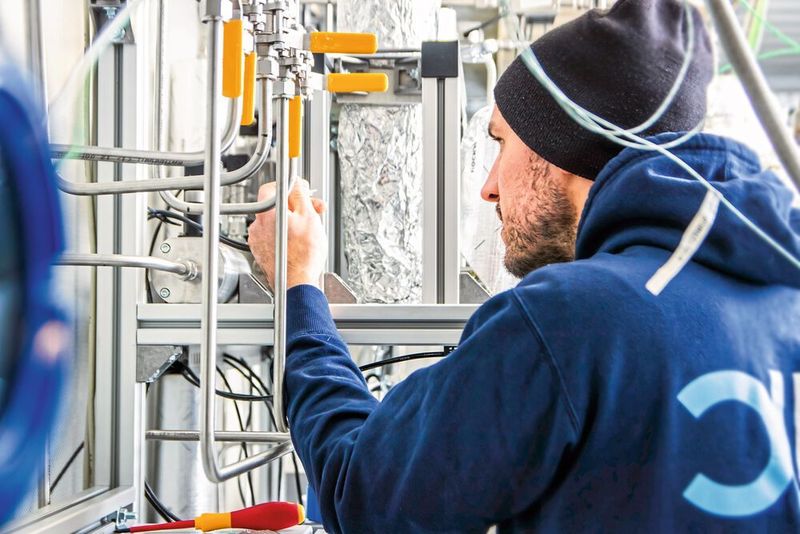 In der integrierten Versuchsanlage soll ein neuer Prozess zur Reduktion von Kohlendioxid in der Atmosphäre erprobt werden.  (Moritz Leg/KIT)