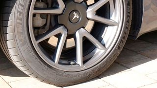 Tesla, wir haben ein Problem. Trotz funktionierender Sensoren meldet das RDKS einen Fehler. (Bild: Rosenow – VCG)