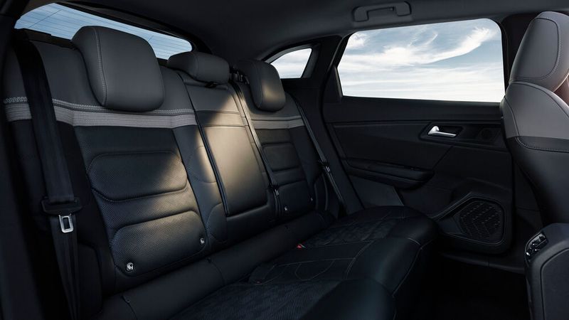 Die fauteuilartigen Ledersessel mit der Marketingbezeichnung „Advanced Comfort“-Sitze sind vorne wie hinten bequem.  (Bild: William Crozes/Continental Productions/Citroën)