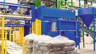 Am Ende der Produktion wird das fertige Produkt, die Basis für einen Spezialfußboden, auf Paletten gestapelt und foliert. (Bild: Vega)