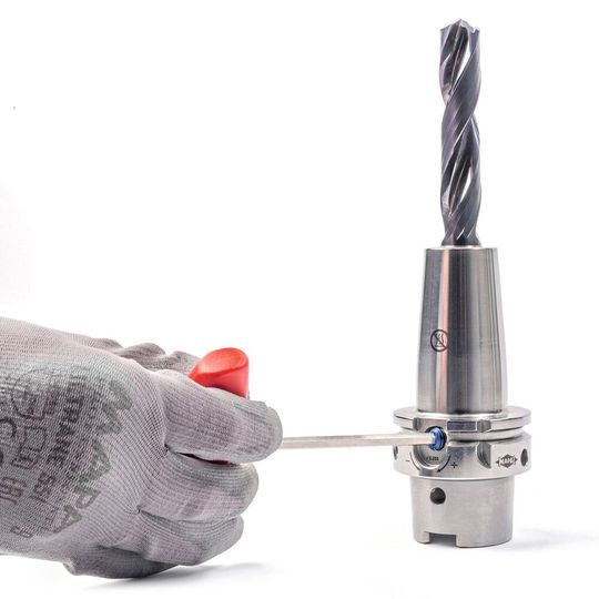 Mit wenigen Handgriffen ohne weiteren Energieaufwand lassen sich in Hydrodehnspannfuttern Werkzeuge wechseln und zuverlässig spannen. Mit wenigen Handgriffen ohne weiteren Energieaufwand lassen sich in Hydrodehnspannfuttern Werkzeuge wechseln und zuverlässig spannen.