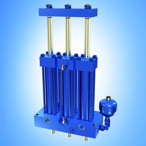 Bild 2: Über Zylinder (Booster) versorgt das gemeinsame Motor-Pumpen-Aggregat die Antriebshydraulik und das Kühlschmiersystem mit dem jeweils erforderlichen Druck.