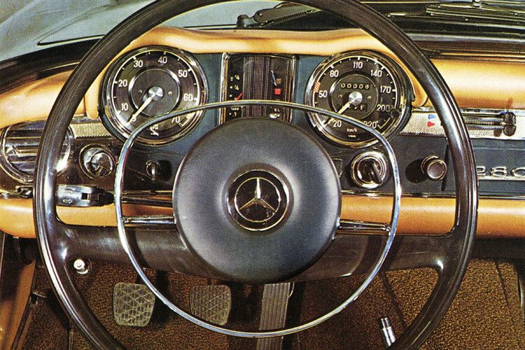 Eher repräsentativ als sportlich: Der Arbeitsplatz des SL-Piloten präsentiert sich im Barockstil der frühen 60er Jahre. (Foto: Mercedes)